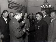 Gh. Gheorghiu-Dej se întreţine cu un grup de participanţi la Consfătuirea pe ţară a muncitorilor mineri din industria carboniferă, la Petroşani. Sunt prezenţi: Al. Moghioroş, ş.a.(28-29.06.1952).