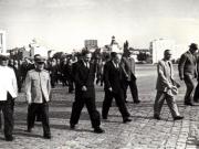 Gh. Gheorghiu-Dej, P. Groza, M. Constantinescu, V.V. Kuzneţov, ş.a., îndreptându-se spre Monumentul Eroilor Sovietici din Piaţa Victoriei pentru a participa la solemnitatea depunerii de coroane de flori cu prilejul celei de-a 8-a aniversări a eliberării României de sub jugul fascist.(22.08.1952).