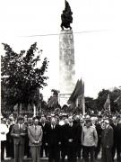 Gh. Gheorghiu-Dej, P. Groza, V.V. Kuzneţov, I. Chişinevschi, Al. Moghioroş, M.B. Mitin,  G-ral F.I. Golikov, Şt. Voitec, Gh. Apostol, ş.a., la solemnitatea depunerii unor coroane de flori la Monumentul Eroilor Sovietici din Piaţa Victoriei.(22.08.1952).
