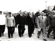 Gh. Gheorghiu-Dej, P. Groza, V.V. Kuzneţov, M.B. Mitin, Gh. Apostol, ş.a., la solemnitatea depunerii unor coroane de flori la Monumentul Eroilor Sovietici din Piaţa Victoriei.(22.08.1952).