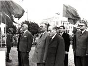 Gh. Gheorghiu-Dej, P. Groza, Gh. Apostol, M. Florea Ionescu, I. Chişinevschi, Simion Bughici, M. Constantinescu, ş.a., la solemnitatea depunerii unor coroane de flori la Monumentul Eroilor Sovietici din Piaţa Victoriei.(22.08.1952).