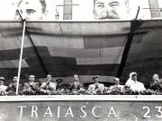 Gh. Gheorghiu-Dej, P. Groza, E. Bodnăraş, V.V. Kuzneţov (conducătorul delegaţiei sovietice), Al. Moghioroş, I. Chişinevschi, Gh. Apostol, ş.a., în tribuna oficială la parada militară şi demonstraţia oamenilor muncii din Capitală, cu prilejul zilei de 23 August 1952 (Piaţa Aviatorilor).(23.08.1952).