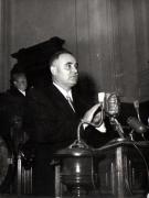 Gh. Gheorghiu-Dej în tribuna M.A.N., la finalul celei de-a XIII-a sesiuni în cadrul căreia s-a expus proiectul noii Constituţii a R.P.R. În rândul doi: Liuba Chişinevschi.(22.09.1952).