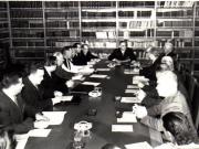 Gh. Gheorghiu-Dej Dej discutând proiectul noii Constituţii a R.P.R., la cea de-a XIII-a sesiune a M.A.N. Sunt de faţă: Tr. Săvulescu, Gheorghe Florescu, L. Răutu, M. Constantinescu, Gh. Stoica, Chivu Stoica, Al. Moghioroş, I. Chişinevschi, M. Sadoveanu, P. Constantinescu-Iaşi, E. Bodnăraş, ş.a.(22-25.09.1952).