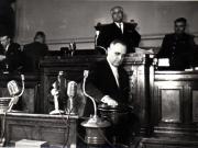 Gh. Gheorghiu-Dej la M.A.N. votând Constituţia R.P.R. Sunt prezenţi: Gh. Marusi, M. Burcă, D-tru Coliu, ş.a.(22-25.09.1952).