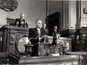 Gh. Gheorghiu-Dej la finalul celei de-a XIII-a sesiuni a M.A.N. în cadrul căreia s-a expus raportul proiectului noii Constituţii a R.P.R. Sunt de faţă: D-tru Coliu, Liuba Chişinevschi, Gh. Marusi, ş.a.(22-25.09.1952).