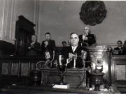 Gh. Gheorghiu-Dej la finalul celei de-a XIII-a sesiuni a M.A.N. în cadrul căreia s-a expus raportul proiectului noii Constituţii a R.P.R. Sunt de faţă: D-tru Coliu, M. Burcă, V. Vâlcu,  ş.a. (22-25.09.1952).