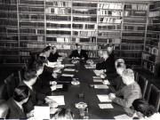 Comisia Constituţională întrunită sub preşedenţia lui Gh. Gheorghiu-Dej, la cea de-a XIII-a sesiune a M.A.N. Sunt de faţă: Gh. Florescu, L. Răutu, M. Constantinescu, Chivu Stoica, Al. Moghioroş, I. Chişinevschi, M. Sadoveanu, Tr. Săvulescu, P. Constantinescu–Iaşi, E. Bodnăraş, ş.a.(22-25.09.1952).