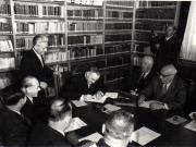 Comisia Constituţională întrunită sub preşedenţia lui Gh. Gheorghiu-Dej, la cea de-a XIII-a sesiune a M.A.N. Sunt de faţă: I. Chişinevschi, M. Sadoveanu, Tr. Săvulescu, M. F Ionescu, ş.a. (22-25.09.1952).