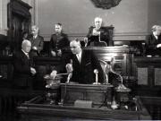 Gh. Gheorghiu-Dej şi P. Groza votând Constituţia, la cea de-a XIII-a sesiune a M.A.N. Sunt de faţă: Miron Bele, L. Chişinevschi, M. Burcă, ş.a. (22-25.09.1952).