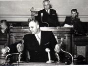 Gh. Gheorghiu-Dej la cea de-a XIII-a sesiune a M.A.N., votând Constituţia. Sunt de faţă: D-tru Coliu, M. Burcă, ş.a.(22-25.09.1952).