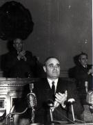 Gh. Gheorghiu-Dej la finalul celei de-a XIII-a sesiuni a M.A.N. în cadrul căreia s-a expus raportul proiectului noii Constituţii a R.P.R. Sunt de faţă: Tiţă Florea, Gh. Stoica, ş.a.(22-25.09.1952).