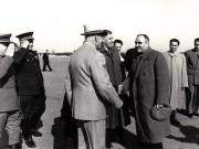 Gh. Gheorghiu-Dej pe Aeroportul Băneasa la înapoierea de la Moscova, unde a participat, în fruntea delegaţiei P.M.R., la lucrările celui de-al XIX-lea Congres al P.C.U.S. Sunt de faţă: Gh. Apostol, Al. Drăghici, P. Groza, ş.a.(16.10.1952).