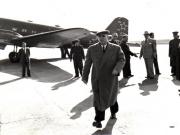 Gh. Gheorghiu-Dej pe Aeroportul Băneasa la înapoierea de la Moscova, unde a participat, în fruntea delegaţiei P.M.R., la lucrările celui de-al XIX-lea Congres al P.C.U.S.(16.10.1952).