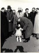 Gh. Gheorghiu-Dej pe Aeroportul Băneasa la înapoierea de la Moscova, unde a participat, în fruntea delegaţiei P.M.R., la lucrările celui de-al XIX-lea Congres al P.C.U.S. Sunt de faţă: C. Pârvulescu, Ion Vidraşcu, P. Borilă, P. Groza, M. Constantinescu, A.A. Epişev, ş.a.(16.10.1952).