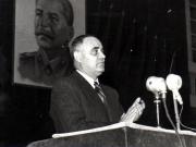 Gh. Gheorghiu-Dej în faţa Adunării activului C.C. al P.M.R. şi al Comitetului  orăşenesc P.M.R. Bucureşti din sala Floreasca, unde şi-a rostit expunerea despre „Însemnătatea istorică mondială a Congresului al XIX-lea al P.C.U.S (25.10.1952).
