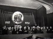 Gh. Gheorghiu-Dej, P. Groza, I. Chişinevschi, E. Bodnăraş, C. Pârvulescu, Al. Drăghici, Gh. Stoica, M.B. Mitin, Constanţa Crăciun, D-tru Coliu, Gh. Apostol,  M. Constantinescu, A.I. Leontiev (ambasadorul U.R.S.S.), Al. Moghioroş, C. I. Parhon, la masa prezidiului activ, cu prilejul adunării solemne consacrate celei de-a 35-a aniversări a Marii Revoluţii Socialiste din Octombrie (sala Ateneului R.P.R)(6.11.1952).