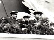 Gh. Gheorghiu-Dej, Gh. Apostol, C. I. Parhon, în tribuna centrală din Piaţa Aviatorilor, la demonstraţia oamenilor muncii cu prilejul celei de-a 35-a aniversări a Marii Revoluţii Socialiste din Octombrie. (7.11.1952).