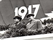 Gh. Gheorghiu-Dej şi Gh. Apostol, în tribuna centrală din Piaţa Aviatorilor, la demonstraţia oamenilor muncii cu prilejul celei de-a 35-a aniversări a Marii Revoluţii Socialiste din Octombrie.(7.11.1952).