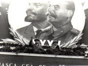 Gh. Gheorghiu-Dej, P. Groza, V.P. Nichitin, ş.a., în tribuna centrală din Piaţa Aviatorilor, primind demonstraţia oamenilor muncii cu prilejul celei de-a 35-a aniversări a Marii Revoluţii Socialiste din Octombrie.(7.11.1952).