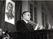 Gh. Gheorghiu-Dej la finalul adunării din Sala Sporturilor de la Floreasca cu prilejul întâlnirii cu alegătorii din circumscripţia electorală „Griviţa Roşie” .(28.11.1952).