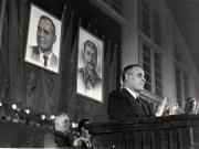 Gh. Gheorghiu-Dej la finalul adunării din Sala Sporturilor de la Floreasca cu prilejul întâlnirii cu alegătorii din circumscripţia electorală „Griviţa Roşie” .(28.11.1952).