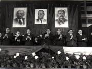 Gh. Gheorghiu-Dej, Al. Moghioroş, Gh. Apostol, I. Chişinevschi, Chivu Stoica, M. Constantinescu, ş.a., în prezidiul adunării din Sala Sporturilor de la Floreasca, cu prilejul întâlnirii cu alegătorii din circumscripţia electorală „Griviţa Roşie”.(28.11.1952).