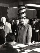 Gh. Gheorghiu-Dej, P. Groza, ş.a., la secţia de votare nr. 3 din circumscripţia electorală „6 Martie” din Capitală (localul Facultăţii de Ştiinţe Juridice).(30.11.1952).