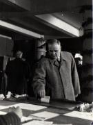 Gh. Gheorghiu-Dej, P. Groza, ş.a., la secţia de votare nr. 3 din circumscripţia electorală „6 Martie” din Capitală (localul Facultăţii de Ştiinţe Juridice).(30.11.1952).