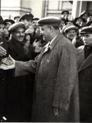 Gh. Gheorghiu-Dej se întreţine cu alegătorii veniţi sî voteze la secţia de votare nr.3 din circumscripţia electorală „6 Martie” din Capitală (localul Facultăţii de Ştiinţe Juridice).(30.11.1952).