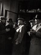 Gh. Gheorghiu-Dej stând de vorbă cu alegătorii veniţi sî voteze la secţia de votare nr.3 din circumscripţia electorală „6 Martie” din Capitală (localul Facultăţii de Ştiinţe Juridice).(30.11.1952).