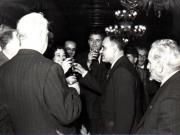 Gh. Gheorghiu-Dej şi M. Sadoveanu la Consiliul de Miniştri, întreţinându-se cu participanţii, la solemnitatea decernării Premiului de Stat al R.P.R. pe anii 1950-1951.(10.12.1952).