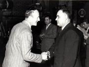 Gh. Gheorghiu-Dej la solemnitatea de la Consiliul de Miniştri, înmânează diplomele, medaliile şi premiile laureaţilor Premiului de Stat al R.P.R. pe anii 1950-1951. Sunt de faţă: Gh. Apostol, ş.a.(10.12.1952).