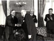 Gh. Gheorghiu-Dej la solemnitatea de la Consiliul de Miniştri, înmânează diplomele, medaliile şi premiile laureaţilor Premiului de Stat al R.P.R. pe anii 1950-1951. Sunt de faţă: L. Răutu, M. Sadoveanu, ş.a.(10.12.1952).