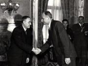 Gh. Gheorghiu-Dej la solemnitatea de la Consiliul de Miniştri, înmânează diplomele, medaliile şi premiile laureaţilor Premiului de Stat al R.P.R. pe anii 1950-1951. Sunt de faţă: L. Răutu, ş.a.(10.12.1952).