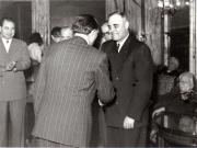 Gh. Gheorghiu-Dej la solemnitatea de la Consiliul de Miniştri, înmânează diplomele, medaliile şi premiile laureaţilor Premiului de Stat al R.P.R. pe anii 1950-1951. Sunt de faţă: Gh. Apostol, I. Chişinevschi, Petre Bele, ş.a.(10.12.1952).