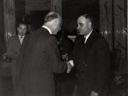 Gh. Gheorghiu-Dej la solemnitatea de la Consiliul de Miniştri, înmânează diplomele, medaliile şi premiile laureaţilor Premiului de Stat al R.P.R. pe anii 1950-1951. Sunt de faţă: Gh. Apostol, I. Chişinevschi, I. Militineanu, ş.a.(10.12.1952).