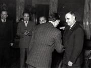 Gh. Gheorghiu-Dej, Gh. Apostol, I. Chişinevschi, ş.a., felicită laureaţii Premiului de Stat al R.P.R. pe anii 1950-1951 cu prilejul solemnităţii de la Consiliul de Miniştri.(10.12.1952).