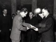 Gh. Gheorghiu-Dej j, Gh. Apostol, I. Chişinevschi, ş.a., felicită laureaţii Premiului de Stat al R.P.R. pe anii 1950-1951 cu prilejul solemnităţii de la Consiliul de Miniştri(10.12.1952).