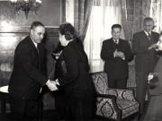 Gh. Gheorghiu-Dej la solemnitatea de la Consiliul de Miniştri înmânează diplomele, medaliile şi premiile laureaţilor Premiului de Stat al R.P.R. pe anii 1950-1951. Sunt de faţă: L. Răutu, ş.a.(10.12.1952).