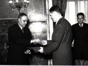 Gh. Gheorghiu-Dej la solemnitatea de la Consiliul de Miniştri înmânează diplomele, medaliile şi premiile laureaţilor Premiului de Stat al R.P.R. pe anii 1950-1951. Sunt de faţă: L. Răutu, ş.a.(10.12.1952).