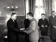 Gh. Gheorghiu-Dej la solemnitatea de la Consiliul de Miniştri înmânează diplomele, medaliile şi premiile laureaţilor Premiului de Stat al R.P.R. pe anii 1950-1951. Sunt de faţă: L. Răutu, ş.a.(10.12.1952).