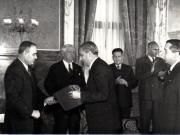 Gh. Gheorghiu-Dej la solemnitatea de la Consiliul de Miniştri înmânează diplomele, medaliile şi premiile laureaţilor Premiului de Stat al R.P.R. pe anii 1950-1951. Sunt de faţă: L. Răutu, M. Sadoveanu,  ş.a.(10.12.1952).