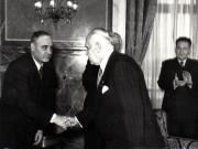 Gh. Gheorghiu-Dej la solemnitatea de la Consiliul de Miniştri înmânează diplomele, medaliile şi premiile laureaţilor Premiului de Stat al R.P.R. pe anii 1950-1951. Sunt de faţă: L. Răutu, M. Sadoveanu,  ş.a.(10.12.1952).