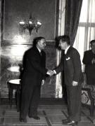 Gh. Gheorghiu-Dej la solemnitatea de la Consiliul de Miniştri înmânează diplomele, medaliile şi premiile laureaţilor Premiului de Stat al R.P.R. pe anii 1950-1951.(10.12.1952).