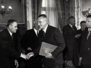 Gh. Gheorghiu-Dej la solemnitatea de la Consiliul de Miniştri înmânează diplomele, medaliile şi premiile laureaţilor Premiului de Stat al R.P.R. pe anii 1950-1951.(10.12.1952).