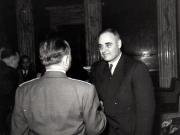 Gh. Gheorghiu-Dej la solemnitatea de la Consiliul de Miniştri înmânează diplomele, medaliile şi premiile laureaţilor Premiului de Stat al R.P.R. pe anii 1950-1951.(10.12.1952).