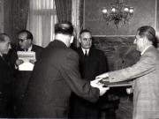 Gh. Gheorghiu-Dej la solemnitatea de la Consiliul de Miniştri înmânează diplomele, medaliile şi premiile laureaţilor Premiului de Stat al R.P.R. pe anii 1950-1951.(10.12.1952).