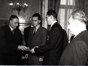 Gh. Gheorghiu-Dej la solemnitatea de la Consiliul de Miniştri înmânează diplomele, medaliile şi premiile laureaţilor Premiului de Stat al R.P.R. pe anii 1950-1951.(10.12.1952).