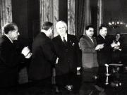 Gh. Gheorghiu-Dej, M. Sadoveanu, Chivu Stoica, Gh. Apostol, P. Bele, I. Chişinevschi, ş.a., la solemnitatea decernării Premiului de Stat al R.P.R. pe anii 1950-1951, care a avut loc la Consiliul de Miniştri.(10.12.1952).
